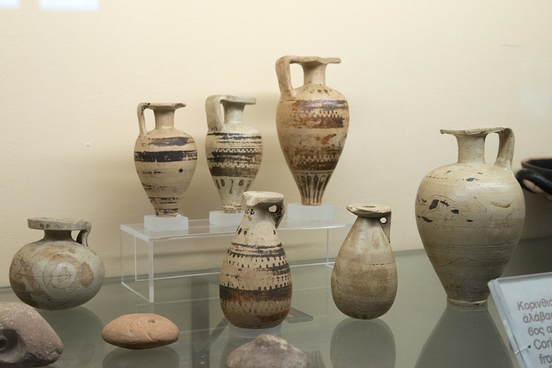 Soubor:Protocorinthian and Corinthian vases from Amorgos, 7th and 6th century BC, AM Syros, 180194.jpg