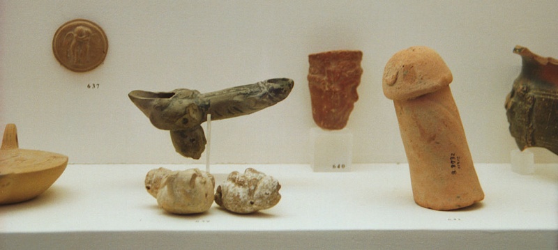 Soubor:Small terracotta phallus Museum Delos ZdeDelm109.jpg