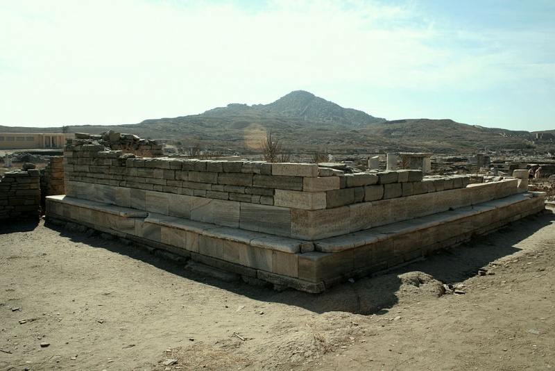 Soubor:Temple Leto and Kynthos Delos 0502242.jpg