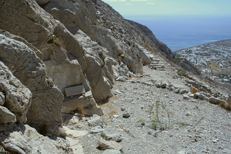 Soubor:Heroon of Artemidoros, Doric Thera, 0503229.jpg