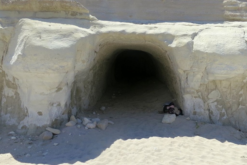Soubor:Sarakiniko beach, Milos, Pirates lair, 15M6434.jpg