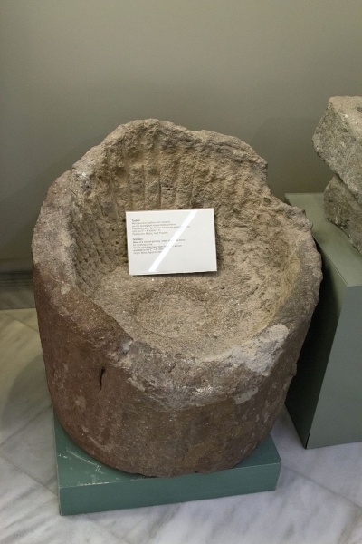Soubor:Basis of grindary, trachite stone, for crushing of ore, 400 BC, Milos Mining Museum, 153005.jpg