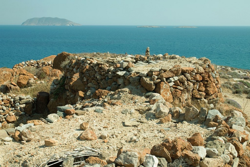 Soubor:Fundamentals of larger ancient navigation sign or lighthouse over ancient port Anafi, 176369.jpg