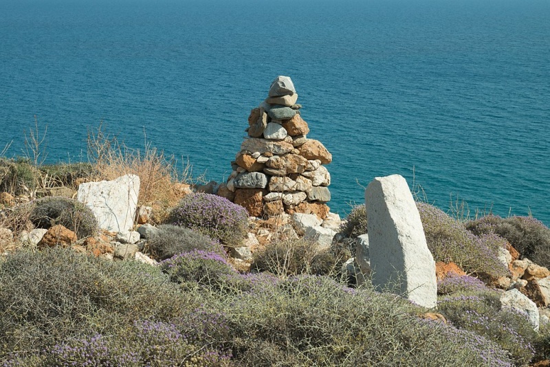Soubor:Ancient navigation signs above ancient port Anafi, 176375.jpg
