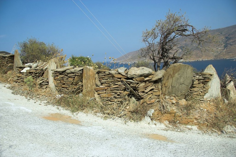 Soubor:Slate wall along the road, Andros, 090858.jpg