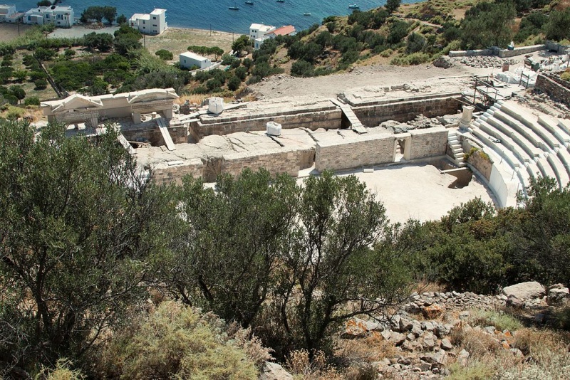 Soubor:Ancient theatre of Milos, Roman times, 152700.jpg