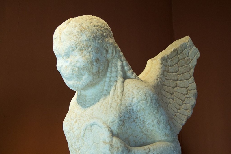 Soubor:Gorgon statue 550 BC AM Paros A1284, 144024.jpg