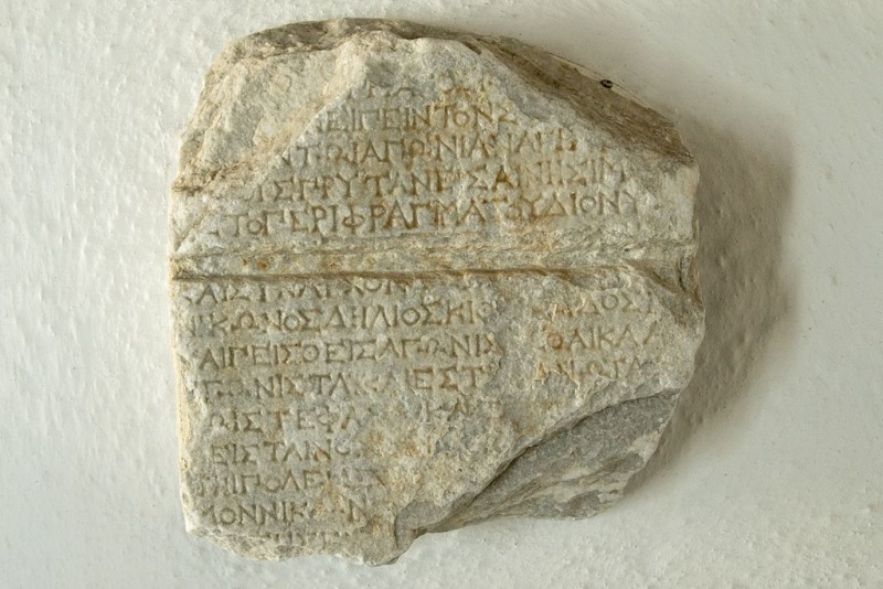 Soubor:Marble stele, inscription, honouring a Delian lyre player, Hellenistic, AM Sifnos, No 32, 153448.jpg