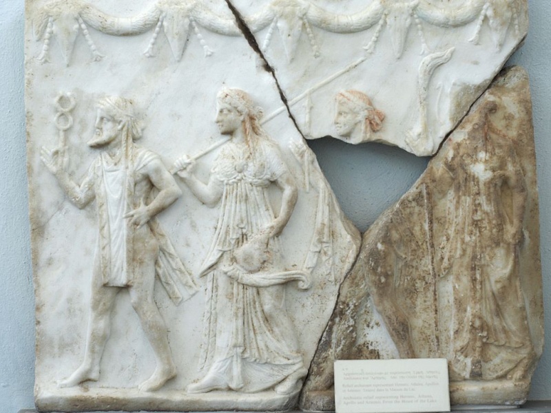 Soubor:Relief Hermes Athena 2nd BC Museum Delos A9 102152.jpg