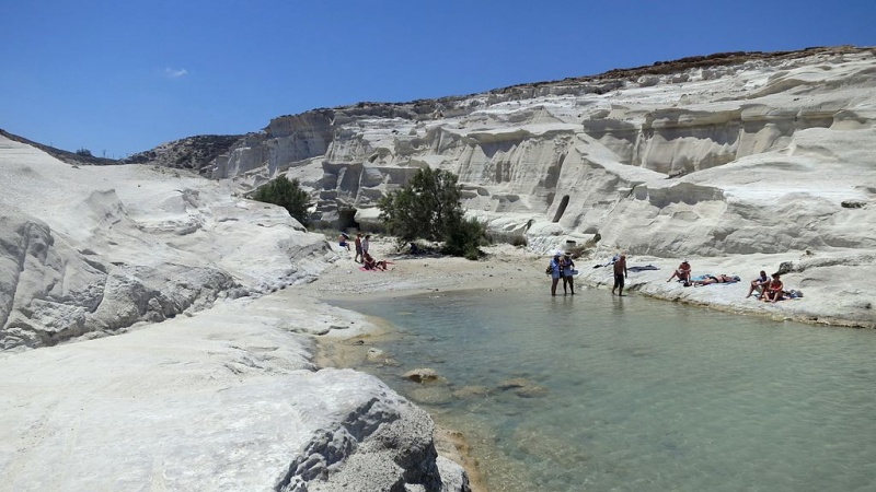 Soubor:Sarakiniko beach, Milos, 15M6407.jpg