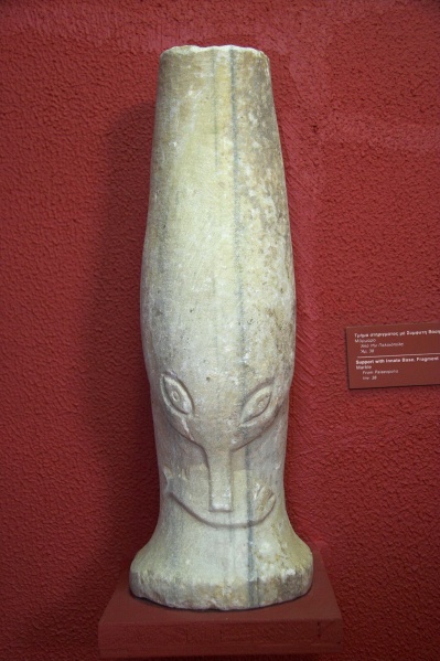 Soubor:Marble support dolphin Byzantinic- AM Andros 090558.jpg