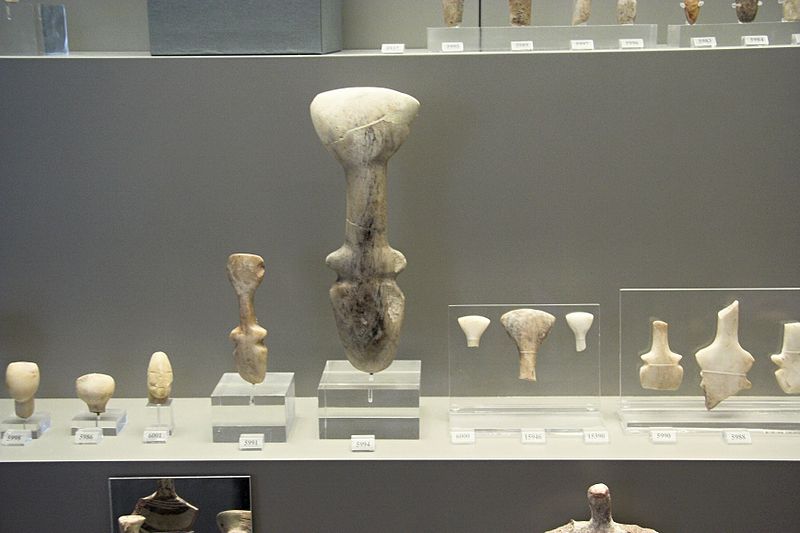 Soubor:Figurines female marble neolithic, NAMA 080805.jpg