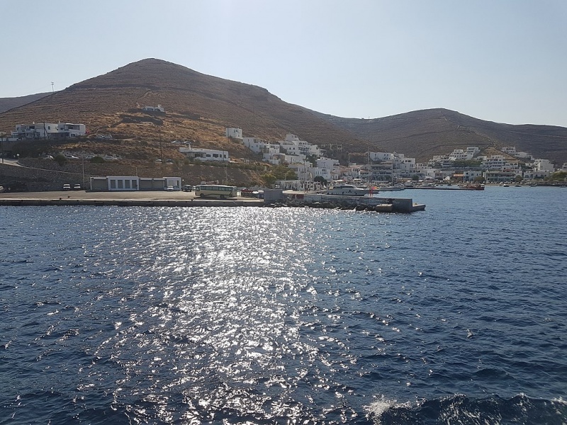 Soubor:Merichas Kythnos 201808 view 3.jpg