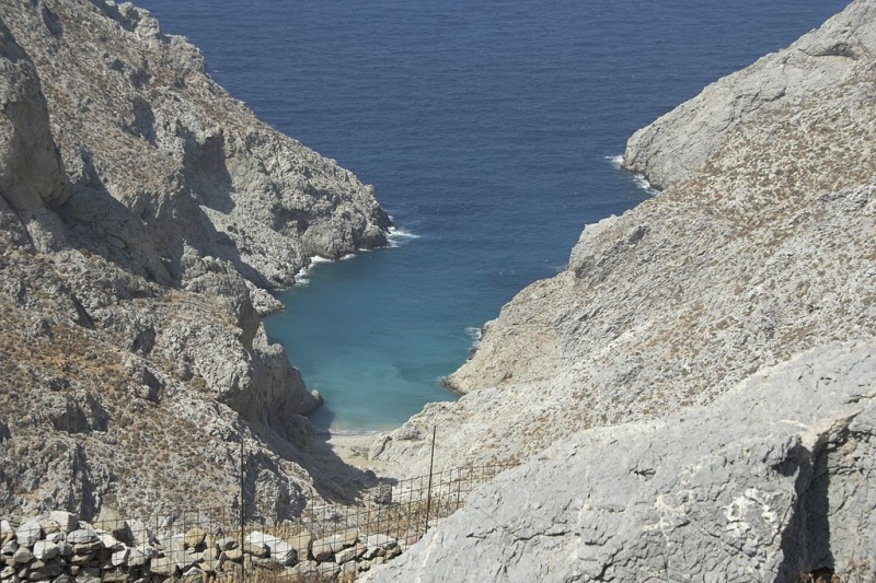 Soubor:Vigla hill near Tholaria, Amorgos, 085143.jpg