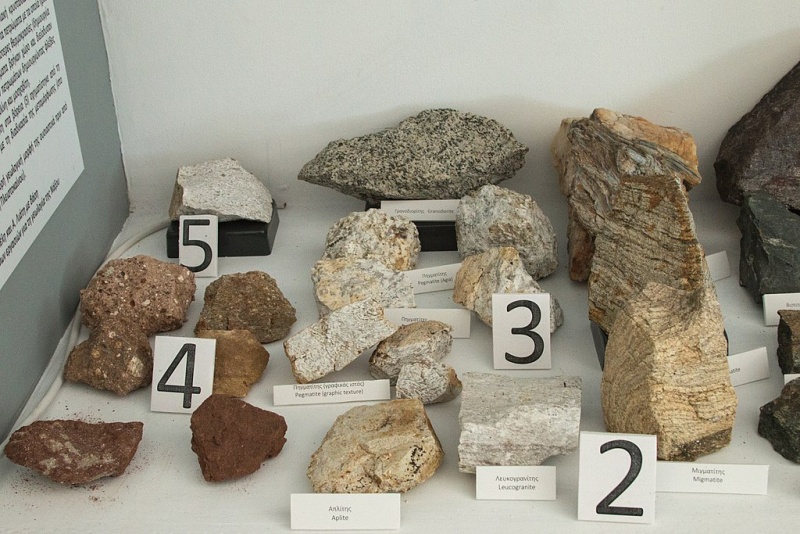 Soubor:Minerals of Naxos, Geological Museum Apeiranthos, 176938.jpg