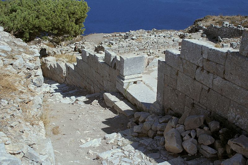 Soubor:Street with staircase near Roman baths, Doric Thera, 0503244.jpg