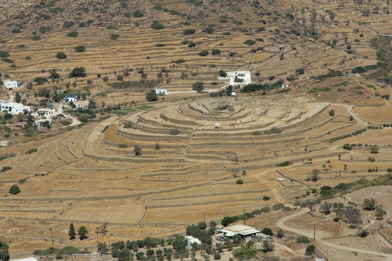 Soubor:Early Cycladic settlement Skarkos from kastro, Ios, 130344.jpg