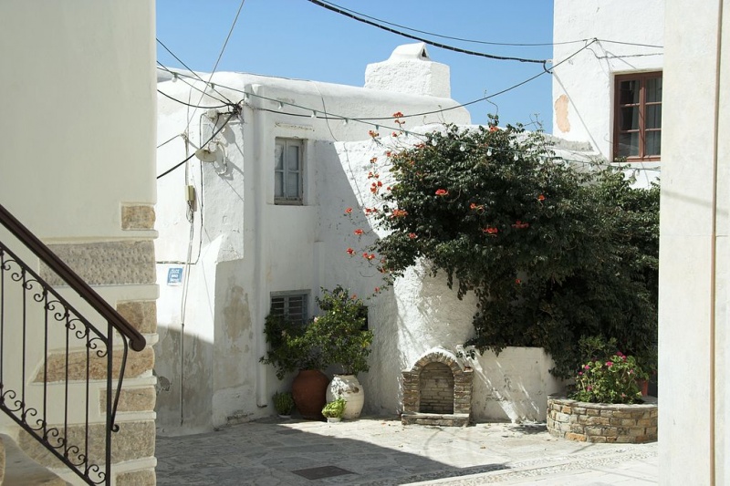 Soubor:Square of Catholic Metropolis, Kastro of Naxos Town091357.jpg